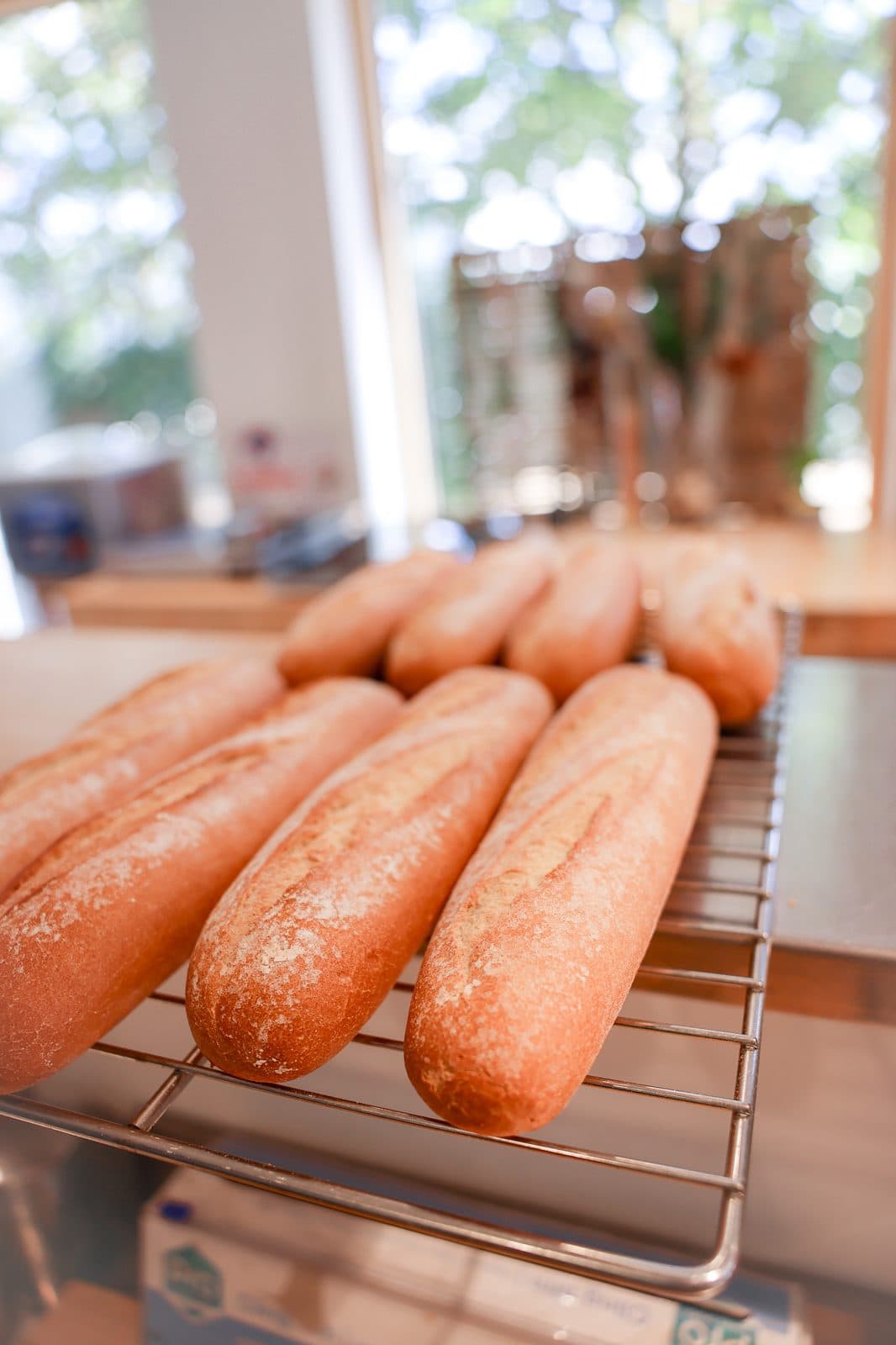 Baguettes dorées sortant du four sur une grille