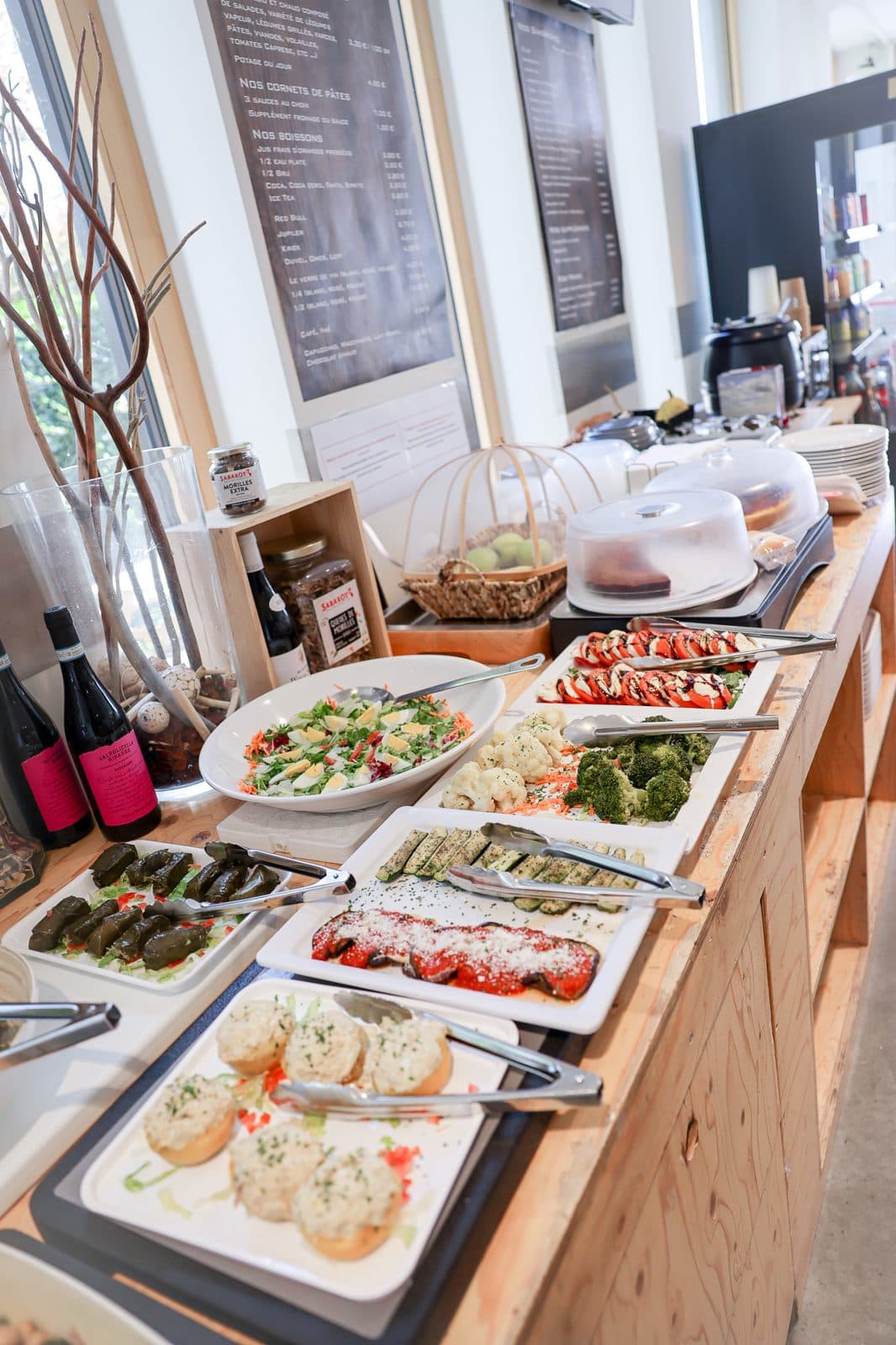 Le comptoir du buffet : plats froids, salades et antipasti