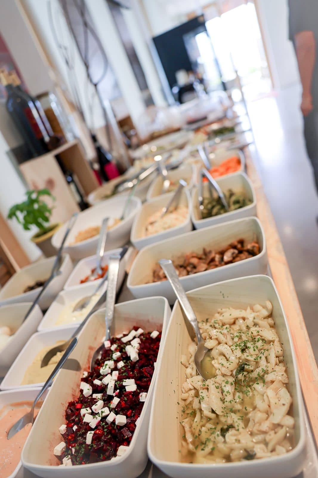 Bacs du buffet froid : betteraves feta, pâtes aux herbes, légumes