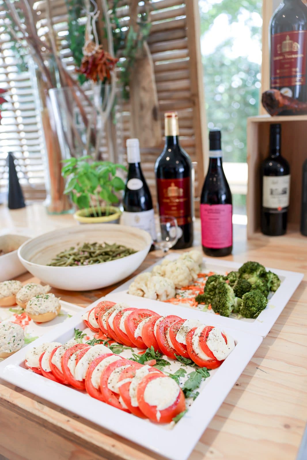 Plateau de tomates mozzarella au basilic, brocolis et pesto sur le buffet