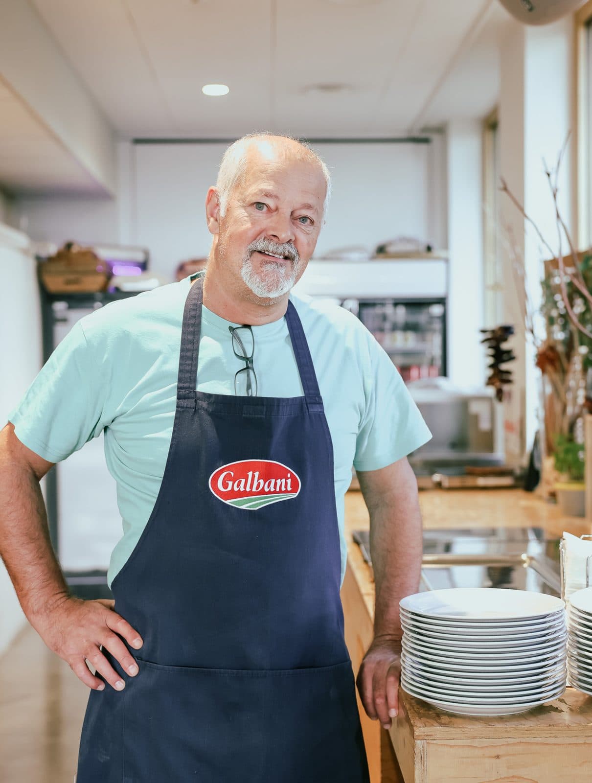Le chef de La Cantina du Fresh, tablier bleu, dans la salle de la cantine