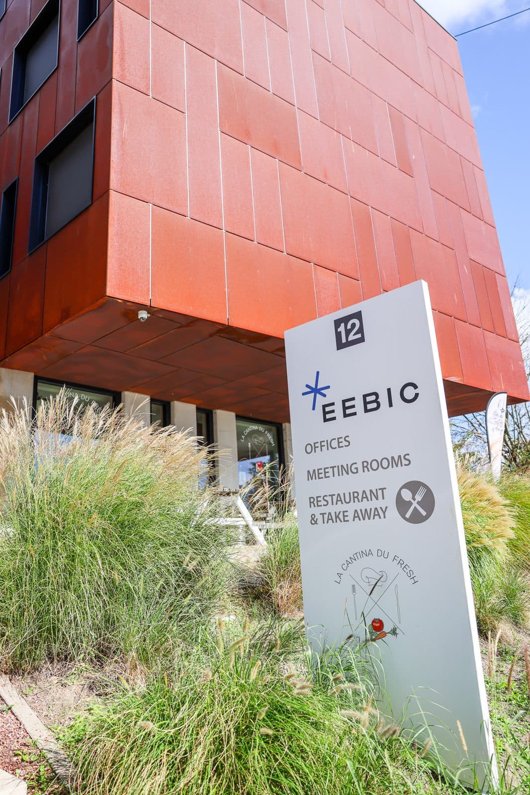 Totem d’entrée de l’EEBIC, numéro 12, indiquant le restaurant