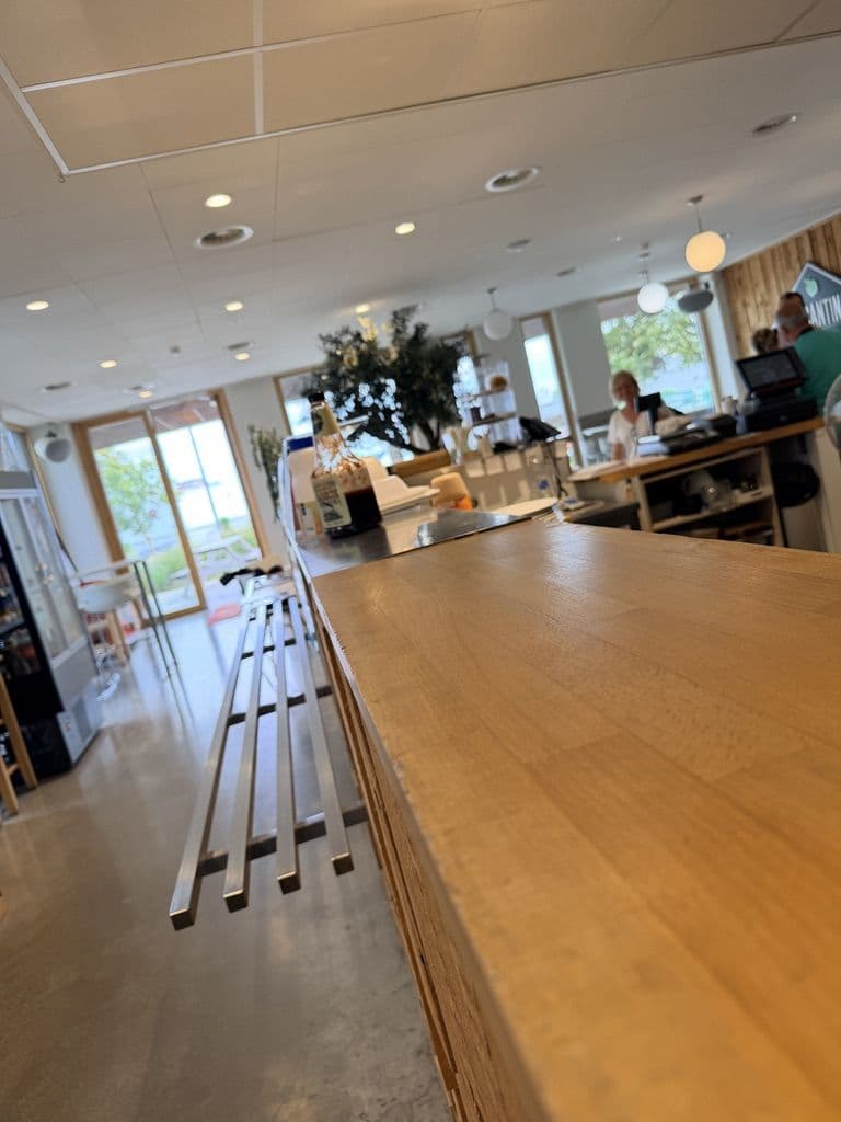 Le comptoir de la cantine, vitrine et caisse