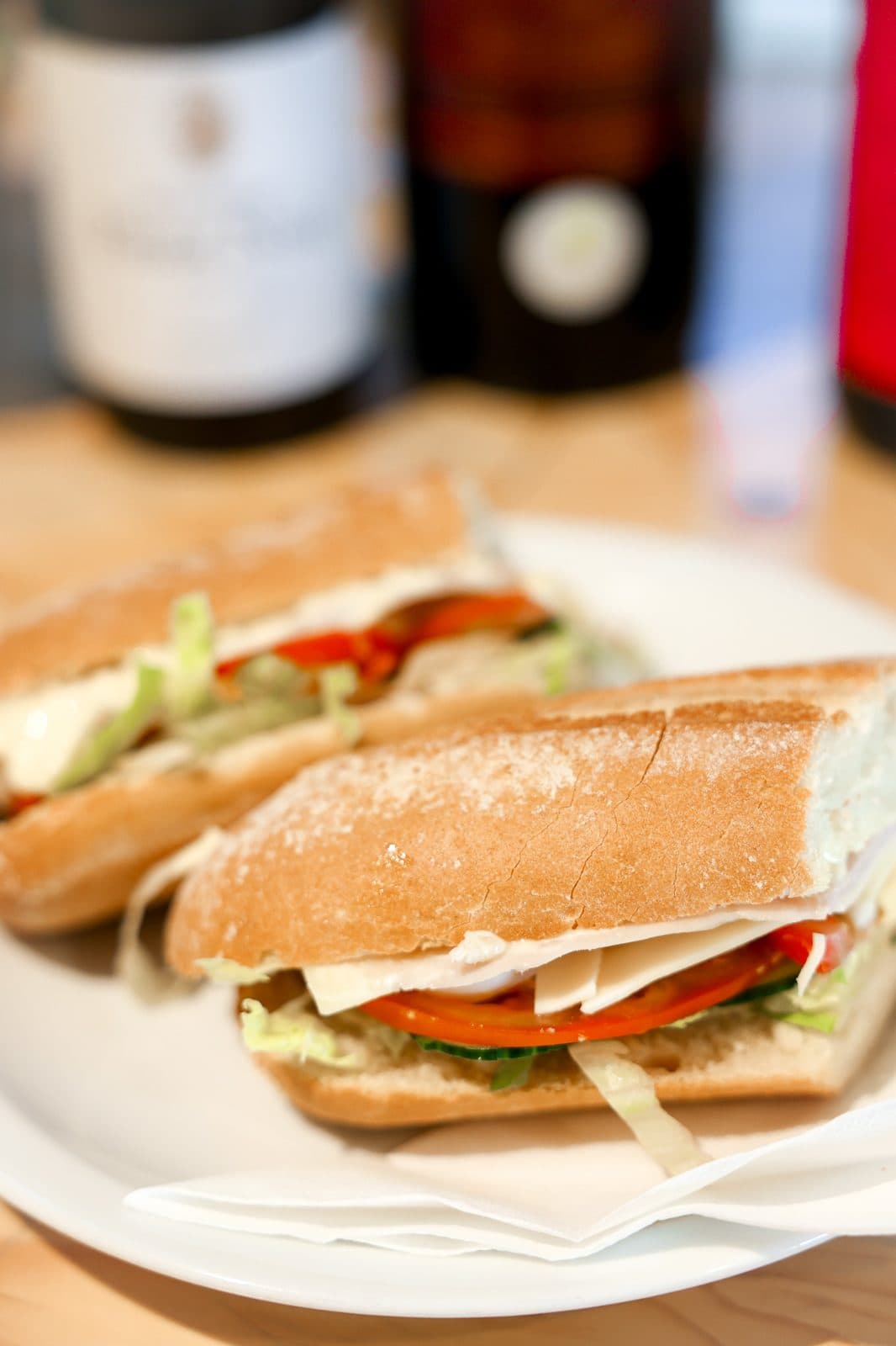 Sandwich baguette garni de crudités, tomate et fromage